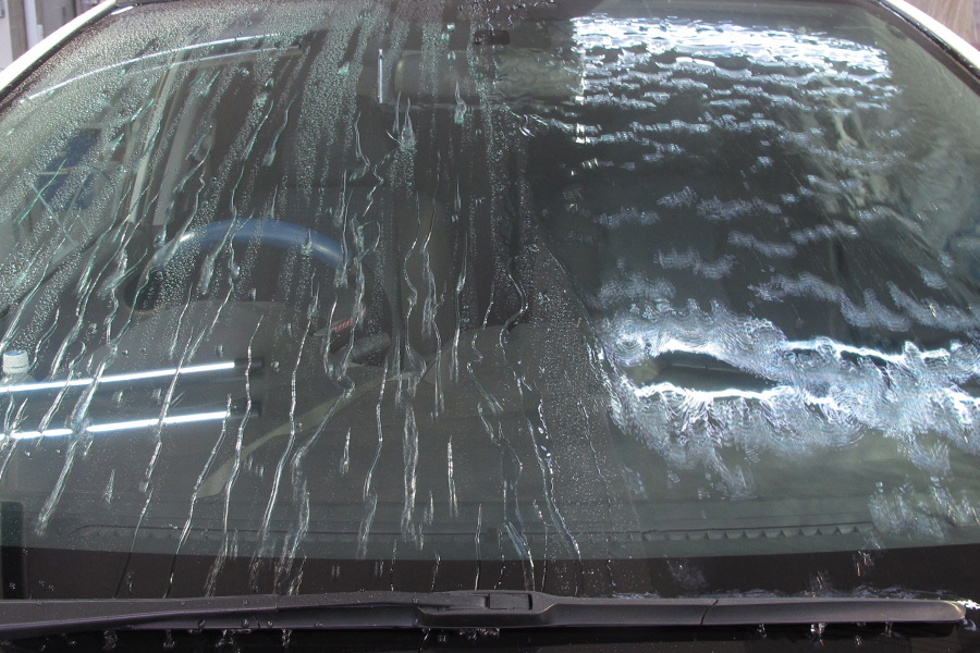 雨粒が玉状に滑り落ちる「撥水」